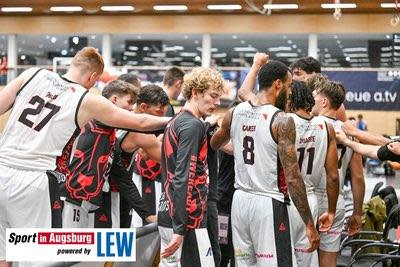 Carter with his team in a huddle