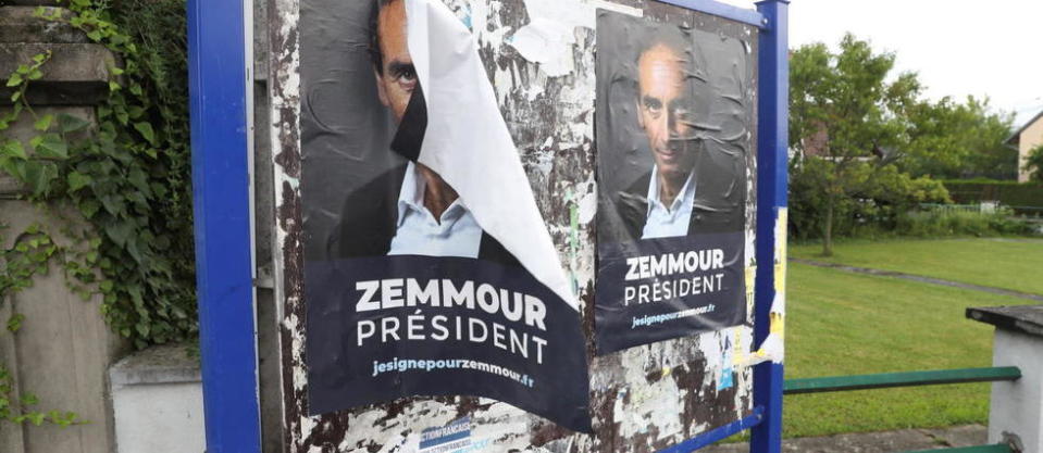 Une affiche avec le portrait d'Éric Zemmour pour promouvoir sa candidature en 2022 collée sur un panneau d'affichage à Sierentz le 29 juin 2021.
