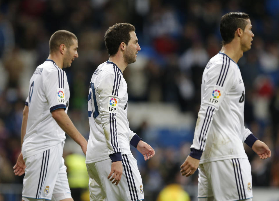 Gonzalo Higuaín junto a Cristiano Ronaldo y a Karim Benzema durante su etapa en el Real Madrid. (Foto: Helios de la Rubia / Real Madrid / Getty Images).