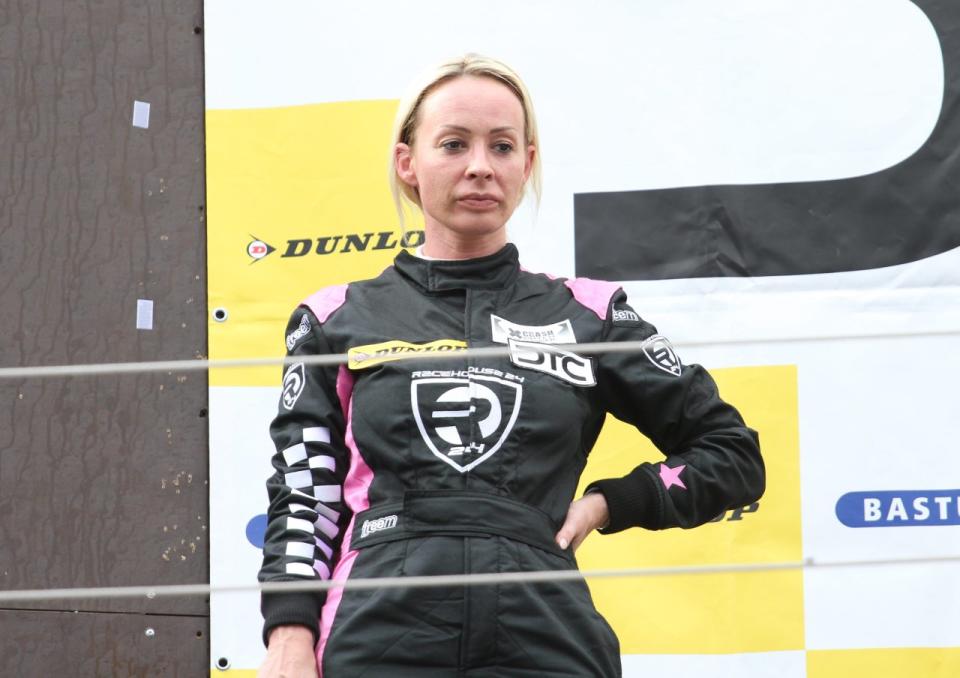 <p>Herrlich uneitel: Eigentlich kennt man Cora Schumacher nur mit jeder Menge Make-Up, Lidschatten und Lippenstift. Doch am Deutschen Tourenwagen Cup am Nürburgring nahm die Hobbyrennfahrerin jetzt im ganz natürlichen Look teil und landete sogar auf dem zweiten Platz. (Bild: Action Press)<br></p>