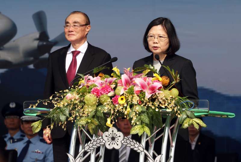 20171201-總統蔡英文上午前往空軍屏東基地主持「P-3C型機成軍暨S-2T型機除役及飛行部隊番號更銜典禮」。（蘇仲泓攝）