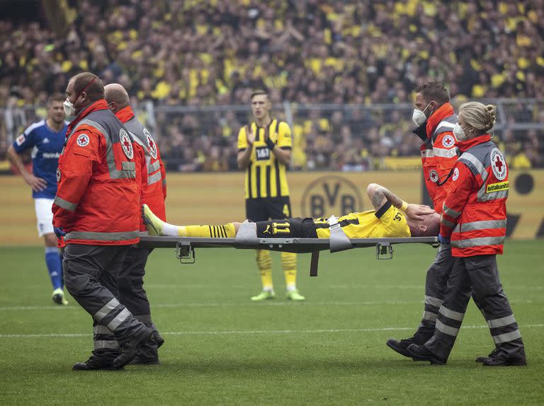 Marco Reus, de Borussia Dortmund, sale en camilla durante un partido ante FC Schalke 04
