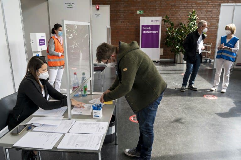 Un employé du groupe de chimie Evonik remplit un formulaire pour se faire vacciner contre le Covid-19 sur son lieu de travail, le 19 mai 2021 à Hanau, en Allemagne - THOMAS LOHNES © 2019 AFP