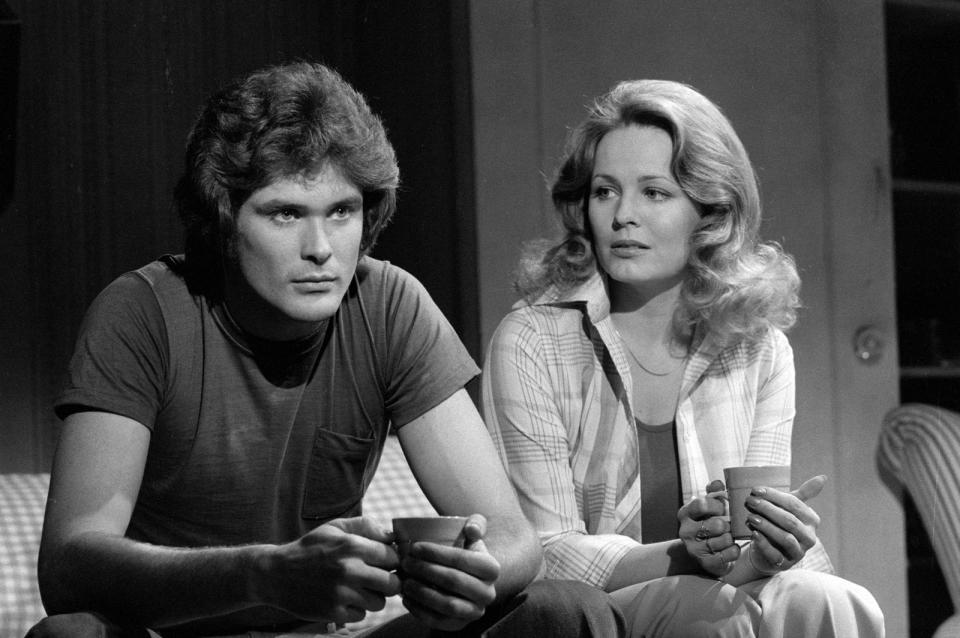 Mit 23 Jahren feierte er in der Soap "The Young and the Restless" (deutscher Titel: "Schatten der Leidenschaft") sein Schauspieldebüt. Die Rolle des Dr. William "Snapper" Foster (Bild, mit Trish Stewart) spielte er von 1975 bis 1982. (Bild: CBS via Getty Images)