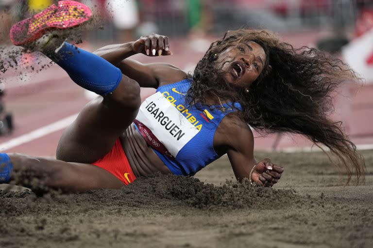 Caterine Ibarguen, de Colombia, compite en las rondas clasificatorias del triple salto femenino.