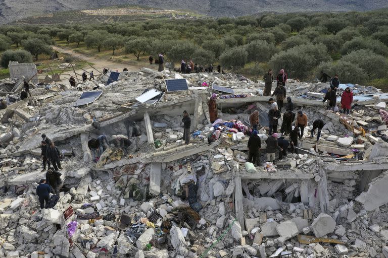 Socorristas y residentes buscan entre los escombros de los edificios derrumbados por un temblor en la ciudad de Harem