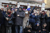 Lo spettacolo ha celebrato l'incontro tra 2 elementi, acqua e aria, con acrobati e giocolieri, mangiatori di fuoco e ballerine. Nel Rio di Cannaregio hanno sfilato una decina di imbarcazioni. Il suono degli archi ha accompagnato lo show. Un giocoliere ha maneggiato il fuoco, seguito dalle evoluzioni di un ballerino dentro una bolla. Poi le note di 'Sound of Silence' hanno accompagnato la coreografia di una danzatrice dentro una sfera trasparente mentre un acrobata, su un braccio meccanico, ha volteggiato sospeso nell'aria. (AP Photo/Antonio Calanni)