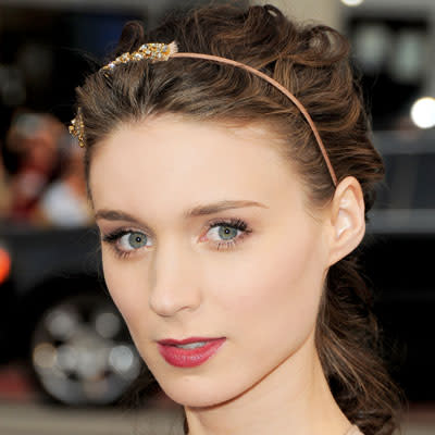 <p>For the premiere of <em>A Nightmare on Elm Street</em>, Mara adorned her loose ponytail with a jeweled headband.</p>