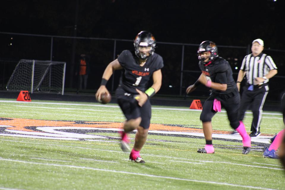Alex Figueroa runs with the ball in Gardner's 52-31 victory over Narragansett on October 27, 2023.