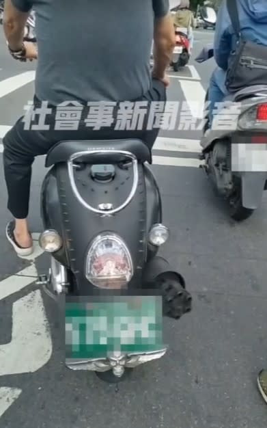 <strong>機車的排氣管改裝成類似「加特林機關槍」的造型，還會不停旋轉。（圖／翻攝自社會事新聞影音）</strong>