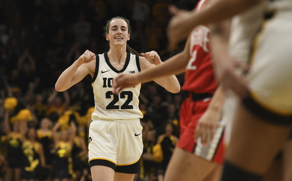 Caitlin Clark breaks NCAA women's basketball all-time scoring record, sets  single-game record as well - Yahoo Sports