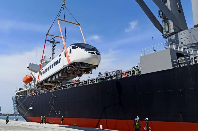 20210727-EMU3000新型城際列車30日抵台卸船。（台鐵局提供）