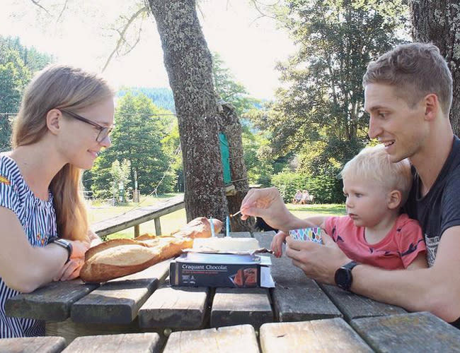 <p>Grace et Eric fêtent les deux ans de leur petit Léo à Séauve-Sur-Semène, en Auvergne.<br> Crédit photo : Instagram @darelist.family </p>