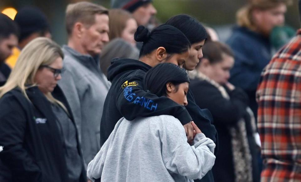 Cientos de personas se reúnen frente a la casa de la familia Bond para una vigilia con velas por la familia Bond tras el asesinato de cuatro de sus miembros, el viernes 12 de enero de 2024 por la noche, en Reedley.