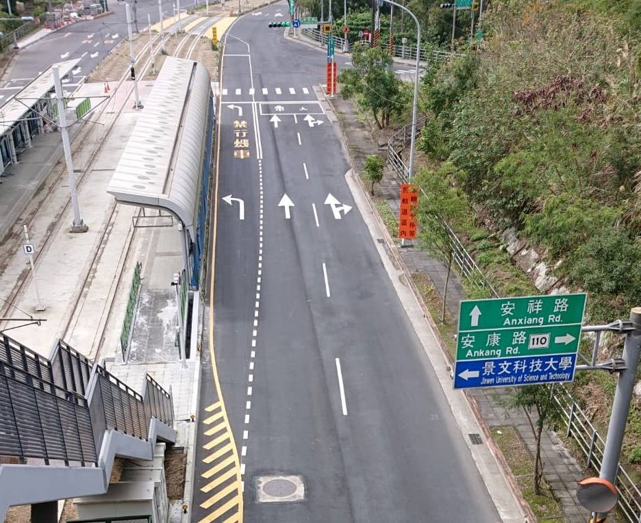 《圖說》新店安一路安忠路左轉車道。〈交通局提供〉