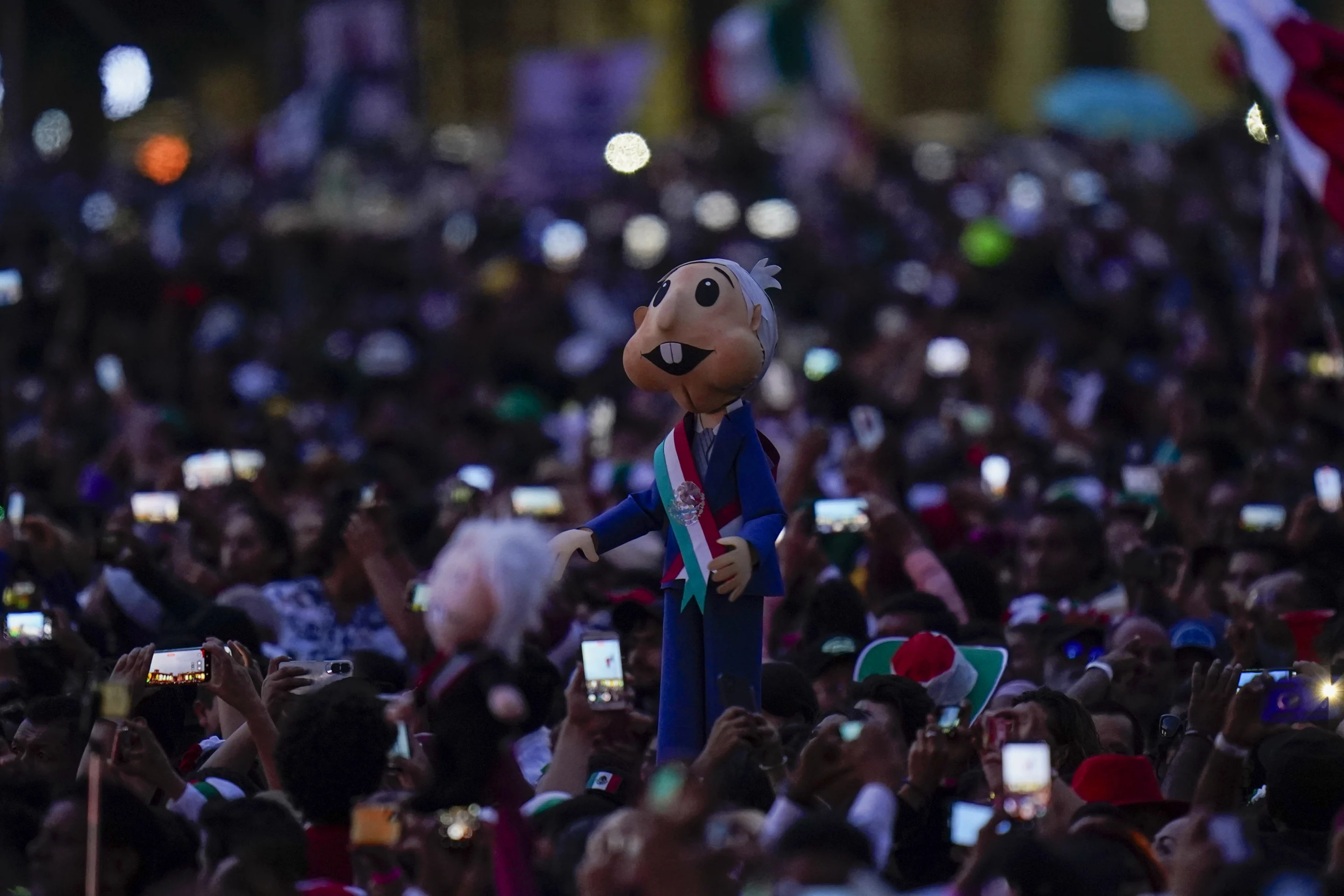 Una persona sostiene un muñeco que representa al presidente mexicano Andrés Manuel López Obrador durante los festejos por la independencia del país, el domingo 15 de septiembre de 2024, en el Zócalo, la plaza principal de Ciudad de México. (AP Foto/Félix Márquez)