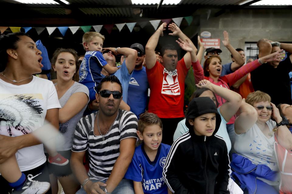 En esta foto del 19 de noviembre de 2016, padres gritan mientras sus hijos juegan un partido de futbol a las afueras de Buenos Aires, Argentina. De los miles de jóvenes talentosos, sólo un pequeño porcentaje se convertirá en jugadores de élite. Algunos lucharán a lo largo del camino para superar lesiones. Otros caerán ante la presión psicológica de su hogar o del campo de juego. (AP Foto/Natacha Pisarenko)