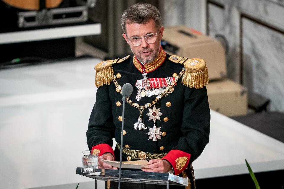 2022年9月11日，丹麥王儲佛瑞德里克在王宮晚宴上向女王瑪格麗特二世致詞。美聯社