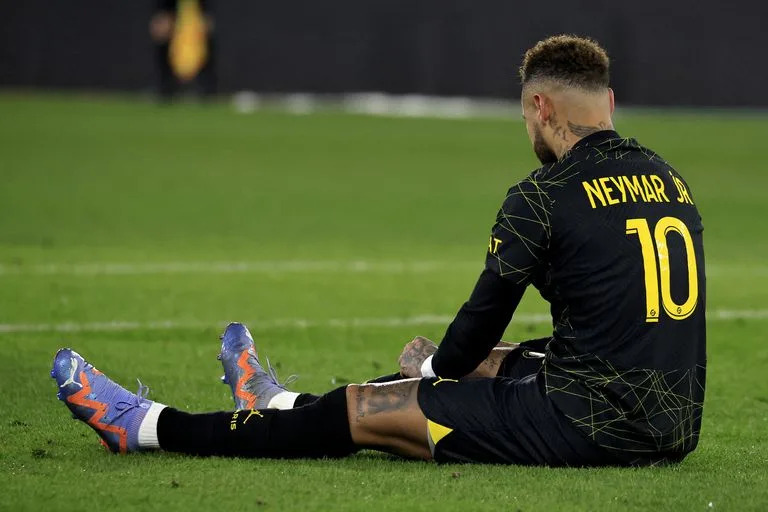 Neymar to undergo surgery on right ankle and will be out “three to four months,” PSG says