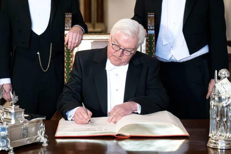 German President Frank-Walter Steinmeier  signs the Golden Book of the City of Bremen before the start of the 480th Schaffermahlzeit. The Schaffermahlzeit dates back to 1545 and is considered one of the oldest fraternal or friendship banquets in the world. Sina Schuldt/dpa