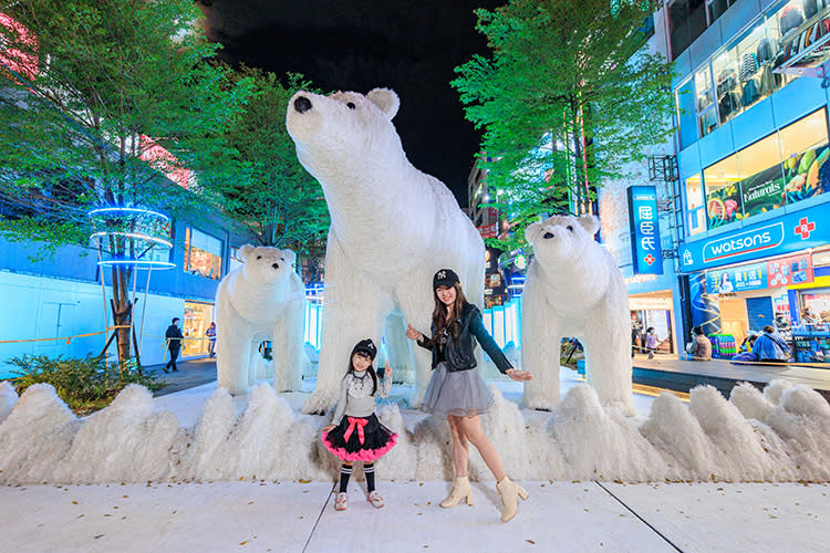 府中燈區的「國家地理極地」，從捷運府中站出來便能看見「北極熊」一家溫馨團聚，在耶誕氛圍下傳遞著濃濃的幸福感！