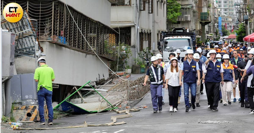 「基泰大直」施工不慎釀禍，造成周遭6棟民宅塌陷，有民宅的1樓甚至已經變成B1。（圖／方萬民攝）