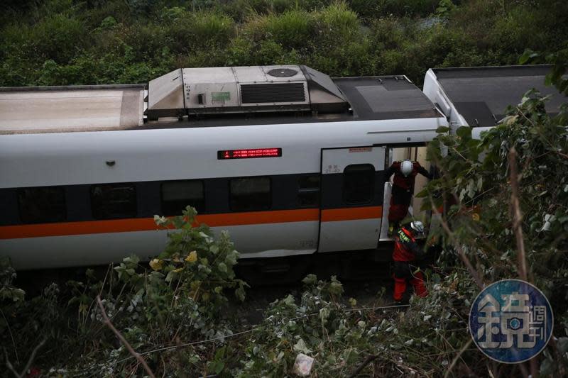 台鐵昨日發生出軌事故，目前累計51人死亡。