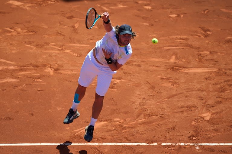 El argentino Marco Trungelliti, de 34 años, dio la sorpresa al vencer al chileno Nicolás Jarry (22°) en la segunda ronda del ATP 500 de Barcelona