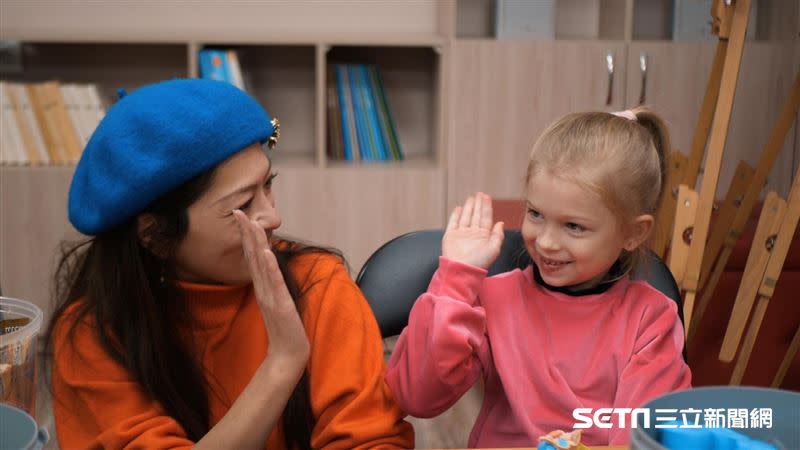 一旁的志工側拍王儷靜和孩子們的互動，讓人動容，可以感受到人性的溫暖與良善。（圖／Lily Wang授權提供）