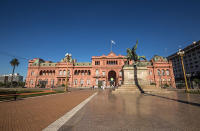 Argentinien: La Casa Rosada. Ort: Buenos Aires. Aktueller Bewohner: Präsident Mauricio Macri. Interessant: Der Palast erhielt seine rötliche Farbe wahrscheinlich durch die Tatsache, dass im 19. Jahrhundert Rinderblut unter Farbe gemischt wurde.