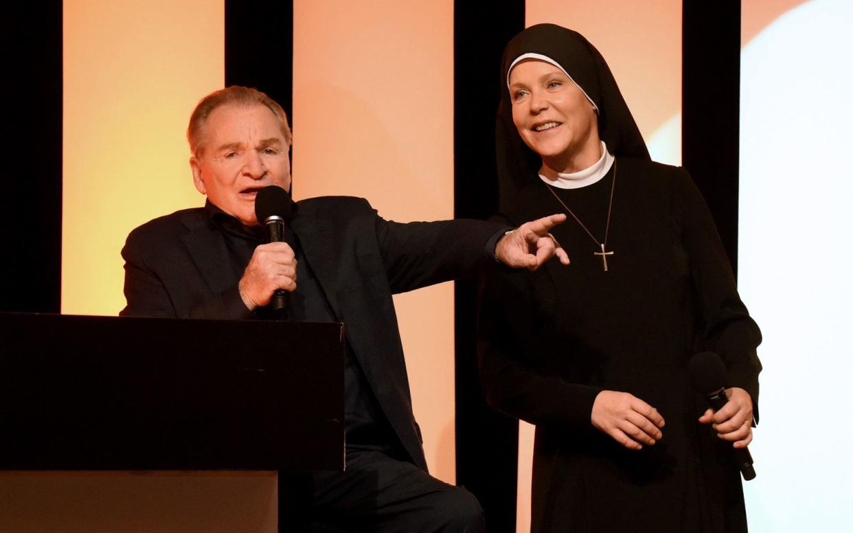 Zum Abschied eine Gesangseinlage: Janina Hartwig und Fritz Wepper verabschiedeten sich von "Um Himmels Willen" mit dem Song "The Time Of My Life". (Bild: ARD/Barbara Bauriedl)