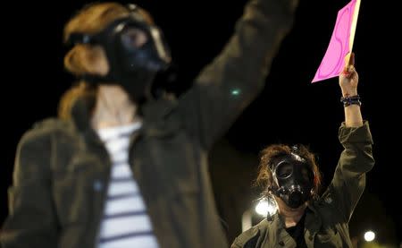 People wear gas masks as they rally for the permanent shut down of the Aliso Canyon natural gas storage facility near the Porter Ranch neighborhood in Los Angeles, California February 19, 2016. REUTERS/Mario Anzuoni