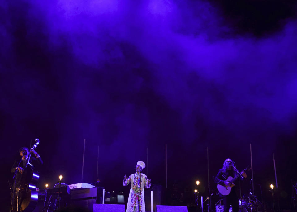 La banda mexicana Café Tacvba durante su presentación en el festival Vive Latino en la Ciudad de México el sábado 18 de marzo de 2023. (Foto AP/Fernando Llano)