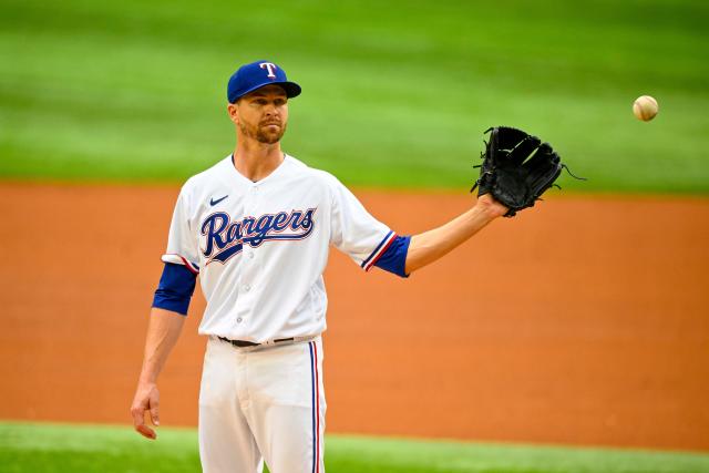 Jacob deGrom throwing after early Rangers injury scare