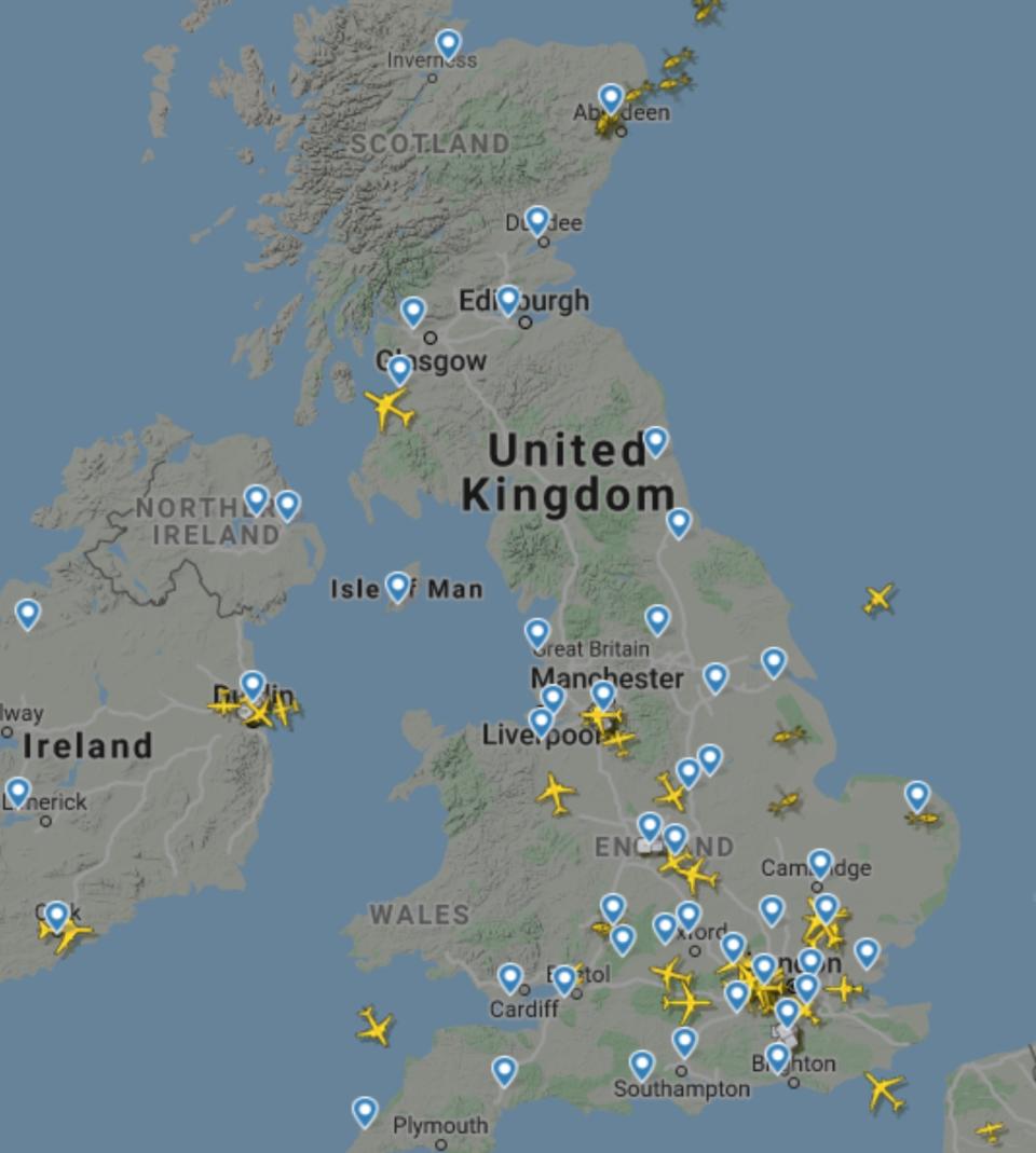 El 6 de abril se contabilizaban 47.806 positivos por coronavirus en Reino Unido y este era su espacio aéreo a las 9 de la mañana del mismo día. (Foto: <a href="http://www.flightradar24.com/40.02,-0.53/6" rel="nofollow noopener" target="_blank" data-ylk="slk:FlightRadar24;elm:context_link;itc:0;sec:content-canvas" class="link ">FlightRadar24</a>).