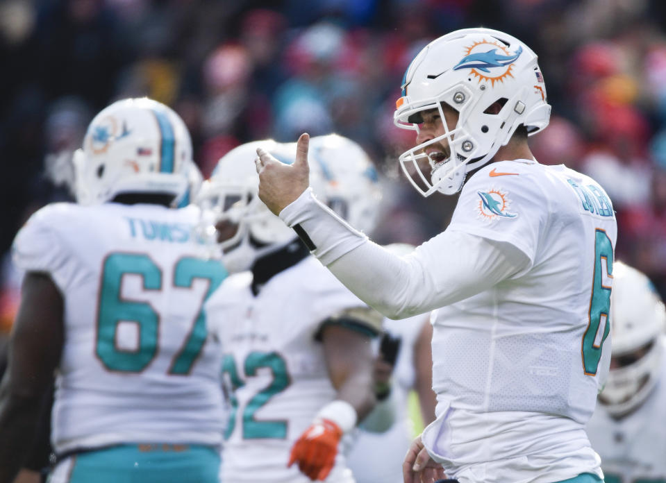 Miami Dolphins quarterback Jay Cutler said he'd like to play again in 2018. (AP)