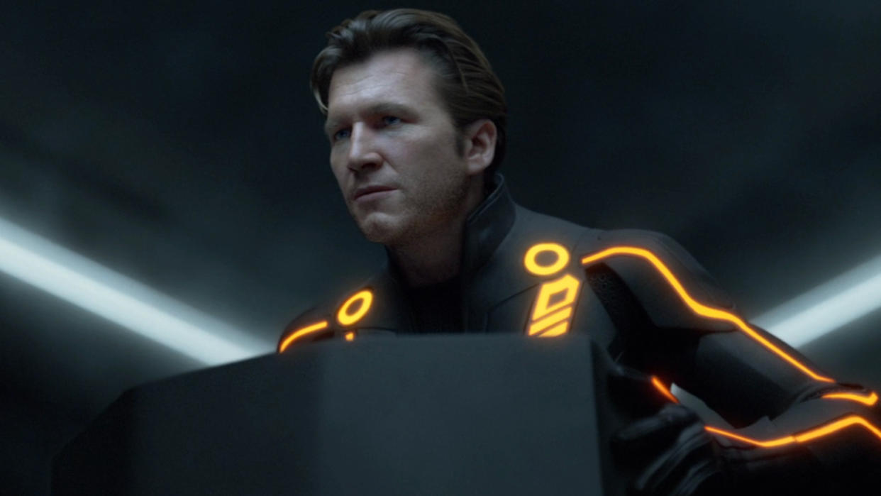  Jeff Bridges delivering a speech at a podium in Tron: Legacy. 