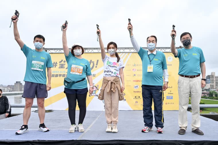 3公里組鳴槍貴賓，左起台北合眾汽車總經理黃脩程、財團法人陽光社會福利基金會董事周筱姿、陽光臉部平權大使任家萱Selina、中華民國路跑協會理事 長范姜瑞、高速公路局副局長廖肇昌。(路跑協會提供）