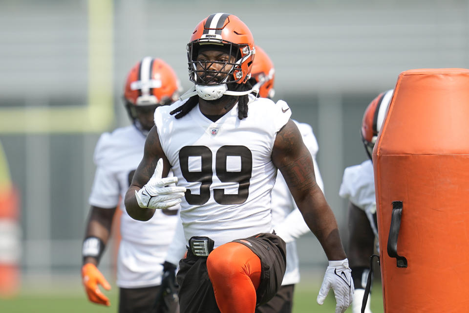 Cleveland Browns' defensive end Za'Darius Smith warms up during NFL football practice, Wednesday, May 24, 2023, in Berea, Ohio. (AP Photo/Sue Ogrocki)