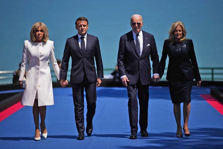  Joe Biden y la primera dama estadounidense Jill Biden  caminan con el presidente de Francia Emmanuel Macron y su esposa Brigitte Macron  durante la ceremonia estadounidense que conmemora el 80º aniversario del desembarco aliado del «Día D» de la Segunda Guerra Mundial en Normandía.