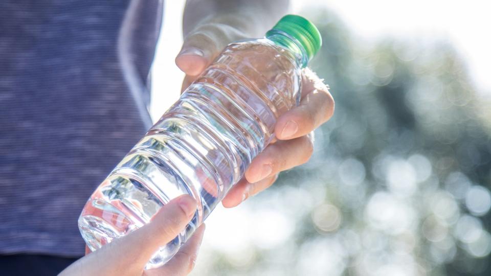 Gerade bei Hitze wichtig: Trinken, und zwar ausreichende Mengen und gleichmäßig über den Tag verteilt.