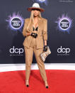 Auf den American Music Awards zeigte sich das Topmodel in einem fast schon langweiligen beigefarbenen Anzug. Der Twist, der diesen Ton-in-Ton-Look sofort zum Eyecatcher werden ließ: der schwarze BH, der unter dem Jackett hervorblitzt. Die fingerlosen Chanel-Handschuhe sowie der weiße Hut sorgen zudem für den rockigen Stilbruch. (Bild: Getty Images)