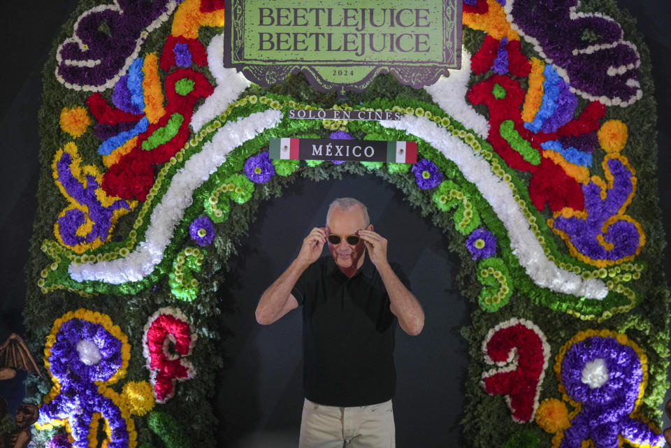 El actor Michael Keaton posa durante un evento promocional de la película Beetlejuice Beetlejuice en la Ciudad de México, el martes 13 de agosto de 2024. (Foto AP/Fernando Llano)