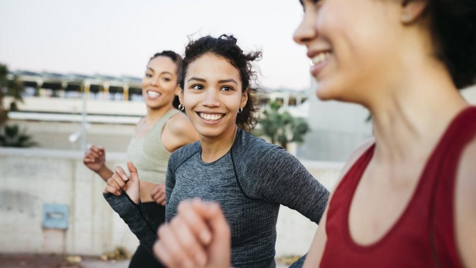 Mujeres corriendo motivadas