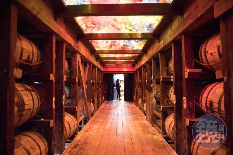 紀念美格60週年，世界知名藝術家Dale Chihuly以1,300片玻璃在酒廠內製作了一條藝術通道。