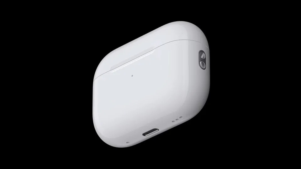 蘋果為AirPods Pro 2的充電盒新增掛繩孔。（圖／翻攝自蘋果官網）