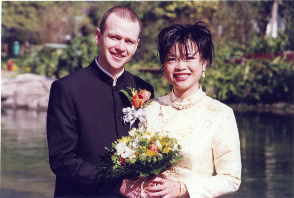 1999 年，貝大衞與 Grace 結婚。       （貝大衞提供）
