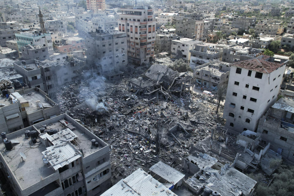 加薩走廊衛生部20日表示，至少有4137人在以色列自7日以來的報復空襲中喪生，另有1萬3162人受傷。圖為加薩市遭以色列空襲滿目瘡痍，形同廢墟。（美聯社）