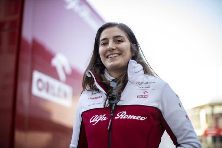 La sonrisa de Tatiana Calderón, la piloto de pruebas y desarrollo que tuvo Alfa Romeo en la Fómrula 1 durante cuatro temporadas; en 2022, la colombiana participará en IndyCar