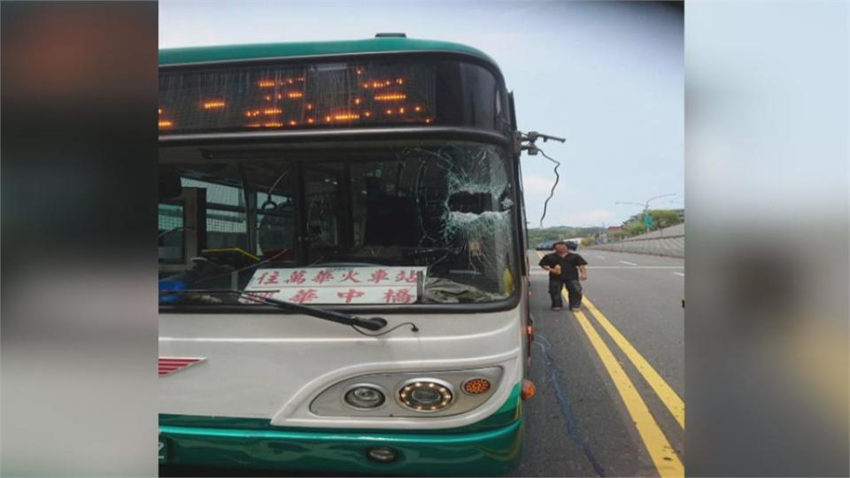 公車驚魂！ 對向貨車水管斜放 司機驚險逃死劫